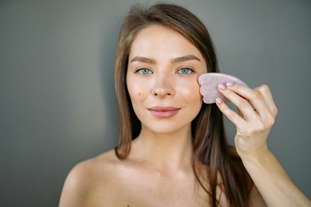 Rutina facial de 5 minutos para mujeres ocupadas: mi método para empezar el día con buena cara Si eres de las que va a contrarreloj, te entiendo. En mi caso, dedicarme 5 minutos por la mañana cambia el ánimo del día y me hace sentir bien: una buena rutina es esencial para mi bienestar y para verme mejor. Aquí tienes una guía exprés, optimizada para SEO, práctica y sin relleno, con versiones por tipo de piel y recomendaciones útiles. Qué no puede faltar en 5 minutos (y por qué) Limpieza inteligente (30–45 s) Objetivo: retirar sudor, sebo y residuos nocturnos sin irritar. Cómo: una textura suave (gel-crema o espuma ligera) y agua tibia. Masajea 20–30 segundos y aclara. Tip pro: si vienes de piel muy seca o sensible, alterna días con agua micelar (aclarando después) para no resecar. Hidratación con SPF: dos en uno (45–60 s) Objetivo: sellar la hidratación y proteger del sol (imprescindible, también si trabajas en interior). Cómo: si tu hidratante ya lleva SPF 30–50, perfecto; si no, aplica crema ligera y después protector solar de amplio espectro. Tip pro: busca texturas fluido invisible o gel para no dejar residuo y poder maquillar encima. Toques opcionales que suman (resto del tiempo) Vitamina C o niacinamida: boost de luminosidad y tono más uniforme. Contorno de ojos (si lo usas): poca cantidad y a toques. Bruma facial: sella y aporta confort inmediato (ideal tras maquillaje ligero). Cuando reservo este micro-ritual de 5 minutos para mí, noto la piel más fresca y la cabeza más ordenada para empezar el día. El paso a paso cronometrado (checklist para la ducha y el espejo) Limpieza (0:45–1:00) Humedece, masajea el limpiador 20–30 s y aclara. Toalla a toques. Tratamiento opcional (0:30–0:45) 2–3 gotas de vitamina C o niacinamida. Extiende por rostro y cuello. Hidratación + Protección (1:00–1:30) Hidratante ligera y SPF 50+ (o una hidratante con SPF alto). No olvides orejas y cuello. Toques finales (0:30–0:45) Contorno de ojos (si lo usas) y bruma para sellar. Versión ultrarrápida “no llego” (3 minutos): Agua + limpiador rápido Hidratante con SPF o directamente SPF fluido Labios y cejas listos (si te maquillas) Versión con maquillaje ligero (añade 1–2 minutos): Corrector puntual, máscara de pestañas y labio tratamiento (bálsamo con color). Bruma para fijar. Adaptaciones por tipo de piel Piel grasa/mixta Limpieza con gel espumoso suave. Hidratantes oil-free y SPF matificante. Activos: niacinamida por la mañana para controlar brillo. Piel seca Limpieza cremosa o gel-crema sin perfume. Hidratantes con ceramidas y ácido hialurónico. Bruma oclusiva al final si notas tirantez. Piel sensible Fórmulas sin perfume y pocos activos por la mañana. SPF suave y fluido; evita frotar, todo a toques. En mi experiencia, si mantengo limpieza + SPF a diario, la piel responde aunque tengas días de locura. Trucos de consistencia cuando vas con el reloj en contra Carrito de 5 minutos: agrupa tus básicos en una bandeja o neceser y deja todo listo la noche anterior. Texturas “todo en uno”: hidratante con SPF o sérum en crema para recortar pasos. Repetición = resultados: pon una alarma de 5’ tras el café y no lo negocies contigo misma. Mis 5 recomendaciones top (Amazon) para una rutina facial exprés (Añade tus enlaces de afiliado si los usas. Inserta las imágenes desde tu gestor/plug-in de Amazon para cumplir sus políticas. Debajo te dejo etiqueta de imagen sugerida y descripción optimizada.) 1) CeraVe Limpiador Facial Hidratante (473 ml) Por qué va bien en 5’: textura gel-crema suave con 3 ceramidas y ácido hialurónico. Limpia sin resecar, apto para piel normal a seca (y sensibles). Cómo lo uso: una pulsación, masaje corto y listo. Deja la piel elástica para que todo lo demás funcione. 2) Sérum Vitamina C Antimanchas Garnier SkinActive Por qué va bien en 5’: fórmula rápida de absorber con vitamina C + niacinamida para luminosidad inmediata y tono más uniforme. Cómo lo uso: 2–3 gotas antes de la hidratante o del SPF. Cunde mucho y no deja rastro graso. 3) La Roche-Posay Anthelios UVMune 400 Fluido Invisible SPF50+ Por qué va bien en 5’: protección muy alta en textura fluida e invisible que no pilla brillos ni deja marca blanca; funciona bien bajo maquillaje. Cómo lo uso: media cucharadita para rostro y cuello. Reaplico con bruma o stick si voy a estar en exterior. 4) Parches de ojos de hidrogel (efecto “buena cara”) Por qué van bien en 5’: desinflaman y suavizan bolsas/ojeras mientras te haces el café. Perfectos para mañanas de poco sueño. Cómo lo uso: 5–10 minutos mientras hago el resto de la rutina; retiro y masajeo el sérum que queda. 5) Bruma de Agua Termal La Roche-Posay (300 ml) Por qué va bien en 5’: calma, reduce rojeces y ayuda a sellar capas sin sensación pesada. Ideal para rematar maquillaje ligero. Cómo lo uso: dos vaporizaciones en “X” y “T”. Refresca al mediodía sin mover el maquillaje. Nota: sustituye las URL de imagen por las que te proporcione Amazon (a través de su API o tu plugin de afiliados). Preguntas rápidas que me hacéis (FAQ) ¿Qué pasos son irrenunciables en 5 minutos? Limpieza, hidratación y SPF 50+. Lo demás es opcional. ¿Puedo usar solo hidratante con SPF y ya? Sí, si la hidratante es SPF 30–50 real. Si no, pon tu crema y luego el protector solar. ¿Vitamina C o niacinamida por la mañana? Ambas funcionan; si tu piel es sensible, empieza por niacinamida (más suave). ¿Cómo evitar brillos? Usa SPF fluido matificante y niacinamida. Toallitas de papel o polvos translúcidos solo al final. ¿Y si no me da tiempo por la noche? Deja la piel limpia, aplica una crema nutritiva y listo. La constancia está en la mañana. Conclusión Una rutina facial de 5 minutos bien pensada sí marca la diferencia. Cuando me reservo ese rato de mañana para cuidarme, llego al trabajo con otra cara y con la piel mucho más equilibrada. Quédate con la regla de oro: limpieza + hidratación + SPF todos los días; el resto, cuando puedas.